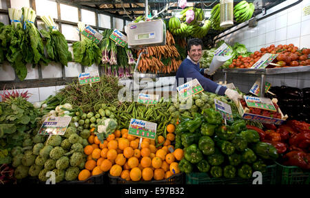 Gemüse-Speicher auf dem Markt in Jerez De La Frontera, Spanien Stockfoto