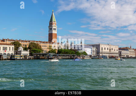 Blick über den Canal Grande aus der Dogana in Richtung der Paazzo Ducale und Piazza San Marco Stockfoto