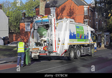 Eine Fremdfirma mündet eine Wheelie bin Hausmüll in eine moderne Kollektion Müllfahrzeug Stockfoto