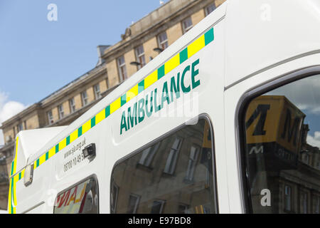 St. John Ambulance Fahrzeug außerhalb der u-Bahnstation am Greys Monument, Newcastle-upon-Tyne. Stockfoto