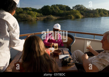 Kreuzfahrt entlang der Victoria Falls an Bord der "Queen of Africa".  Bootsfahrten bei Sonnenuntergang auf dem Sambesi-Fluss in Victoria Falls Uhr Nilpferd Stockfoto