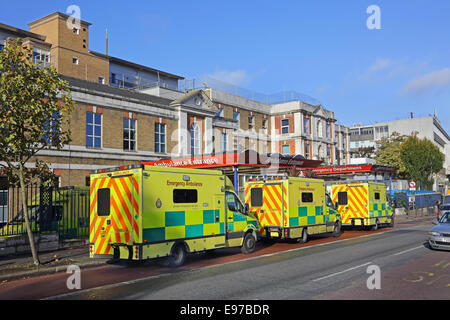 Krankenwagen standen vor der Unfall- und Notaufnahme des Kings College Hospital in London, Denmark Hill, London, Großbritannien. Stockfoto