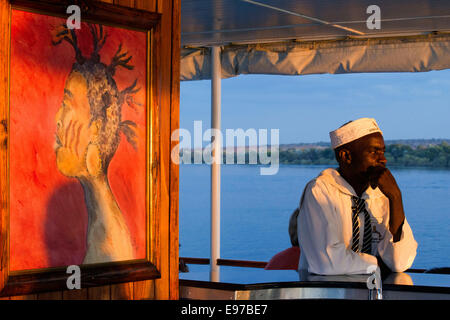 Kreuzfahrt entlang der Victoria Falls an Bord der "African Queen". Entspannen Sie sich und genießen Sie unsere afrikanischen Sonnenuntergänge von unserer gehobenen Kreuzfahrt Boote... Stockfoto