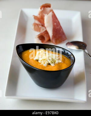 Tapas, Salmorejo, kalte Tomatensuppe mit Serrano-Schinken Stockfoto