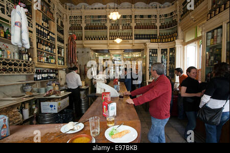 Bar und Restaurant El Rinconcillo Seville älteste, dient tapas Stockfoto