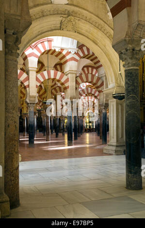Im Inneren der Kathedrale Mezquita in Córdoba Stockfoto