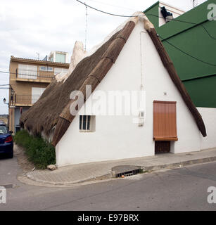 Altes Haus in typischen Fischerdorf in dem kleinen Dorf El Palmer südlich von Valencia Stockfoto