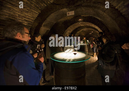 Weinprobe im Weinkeller in Laguardia in Rioja, Spanien Stockfoto