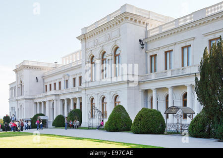 Jalta, Russland - 28. September 2014: Touristen in der Nähe von Grand Livadia-Palast auf der Krim. Livadia Estate war Sommerresidenz der Rus Stockfoto