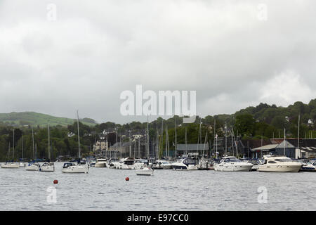Luxus-Yachten und Motorboote vor Anker in Bowness Bay Marina, Bowness-on-Windermere Lake Windermere im englischen Lake District. Stockfoto