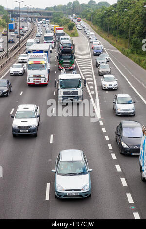 Staus auf den Straßen. Stau, Autobahn M1 und Ausfahrt an der Ausfahrt 25 an der südlichen Grenze von Derbyshire in Nottinghamshire, England, Großbritannien Stockfoto