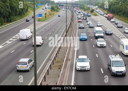 Verkehrsstaus mit langsam fließenden Verkehr und einer langen RÜCKSTAU der Fahrzeuge, der Anschlussstelle 25 der Autobahn M1, Nottinghamshire Derbyshire, England, Großbritannien Stockfoto