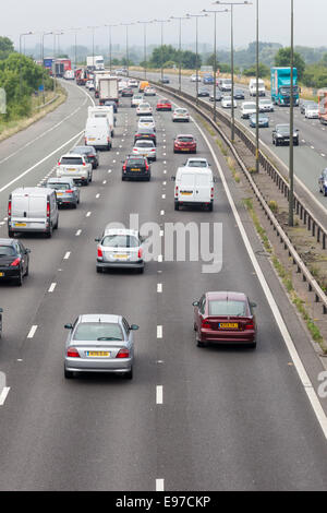 Autobahn. Langsam fahrenden Verkehr auf der M1, South Derbyshire Grenze in Nottinghamshire, England, Großbritannien Stockfoto