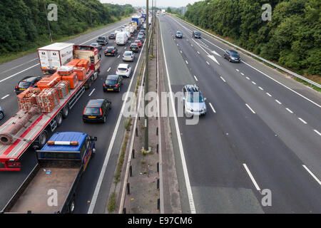 Traffic Jam. Warteschlange mit Fahrzeugen im Stillstand auf der Autobahn M1 in Richtung Süden Fahrbahn mit klaren northbound Wege. Nottinghamshire, England, Großbritannien Stockfoto