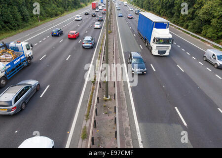 Besetzt von der Autobahn M1 mit schnellen Verkehr, Nottinghamshire Derbyshire, England, Großbritannien Stockfoto