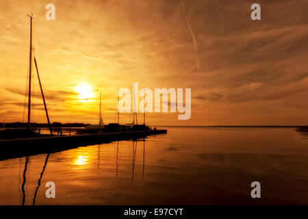 Sonnenuntergang am Steinhuder Meer See, Yachthafen und festgemachten Segelbooten Stockfoto