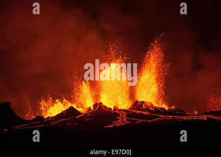 Lavafontänen am Holuhraun Nacht Stockfoto