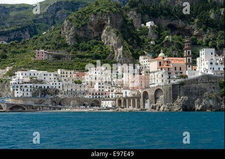 Die Stadt Atrani in der Nähe von Amalfi gesehen von einem Boot auf die Bucht von Salerno, Provinz Salerno, Kampanien, Italien Mai Stockfoto