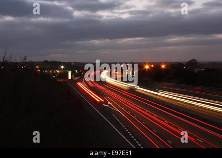 Auto Lichtspuren auf einem stark frequentierten Autobahn in der Abenddämmerung Stockfoto