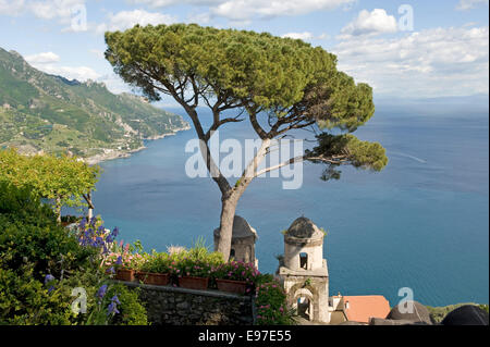 Blick auf die Amalfi-Küste und die Kapelle aus den Gärten der Villa Rufolo in Ravello mit einem italienischen Zirbe Stockfoto