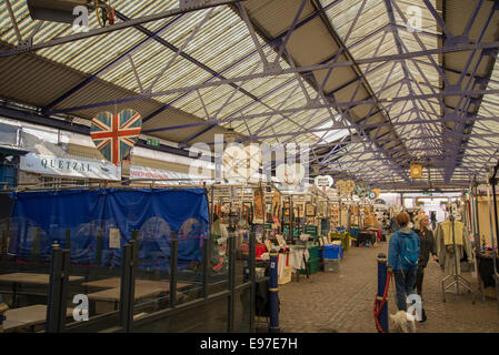 Menschen in den verdeckten Handwerk, Antiquitäten, Mode und Essen Markt in Greenwich, England, UK Stockfoto