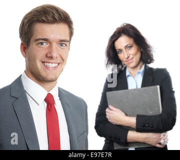 jungen Geschäftsführer mit Sekretärin hält Dateiordner im Hintergrund Stockfoto