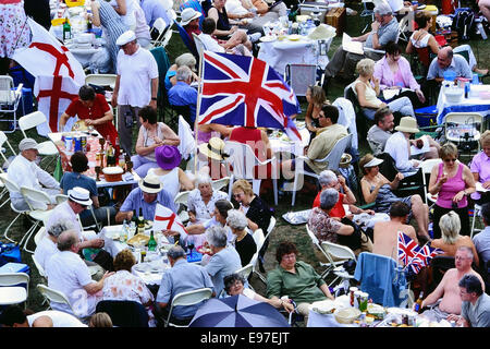 Eine große Gruppe von Briten picknicken. Rochester. Kent Stockfoto