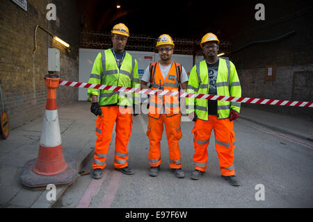 Arbeiter, nämlich hoch tragen Schutzkleidung auf der Baustelle an der Tooley Street London Bridge Station Neuentwicklung. VEREINIGTES KÖNIGREICH. Stockfoto