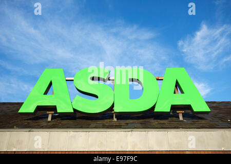 Das Asda Schild über einem Supermarkt, vor blauem Himmel, UK Stockfoto