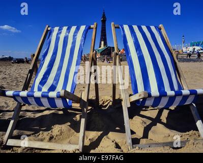 Leere Liegestühle am Strand von Blackpool. Lancashire, England, Großbritannien Stockfoto