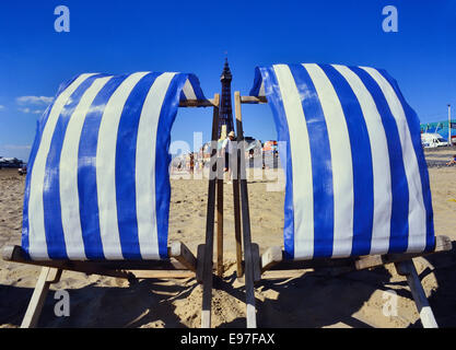 Leere Liegestühle in den Wind am Strand von Blackpool. Lancashire, England, Großbritannien Stockfoto