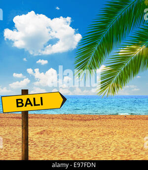 Tropischer Strand und Richtung Board sagen BALI Stockfoto
