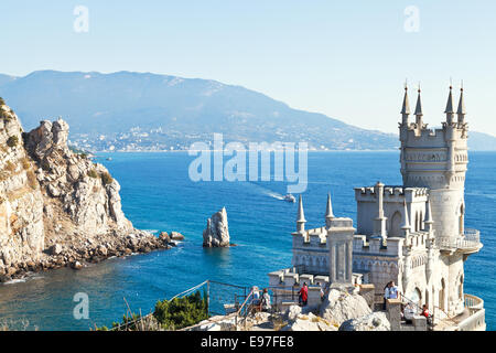 GASPRA, Russland - 29. September 2014: Ansicht der Schwarzmeer-Küste mit Swallow es Nest Burg auf der Krim. Die Burg wurde im Jahre 1911 - gebaut. Stockfoto