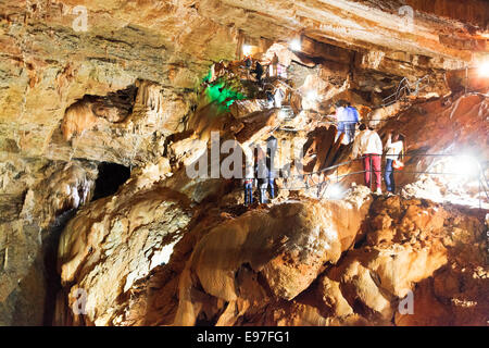 Jalta, Russland - 29. September 2014: Touristen in in Yaltinskaya Höhle auf Ai-Petri Bergplateau in Crimea.Yaltinskaya Höhle war Stockfoto