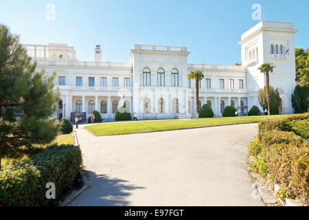 Jalta, Russland - 30. September 2014: Fassade des Grand Livadia-Palast auf der Krim. Livadia Estate war Sommerresidenz der russischen Stockfoto