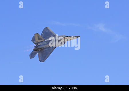 Moderne f-22 Raptor US-Militärflugzeuge an 2014 Planes of Fame Air fliegen zeigen in Chino, Kalifornien Stockfoto