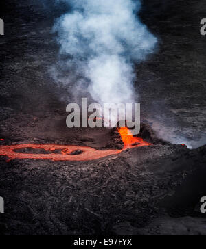 Lava und Federn aus den Holuhraun Riss durch die Bardarbunga Vulkan, Island. Stockfoto