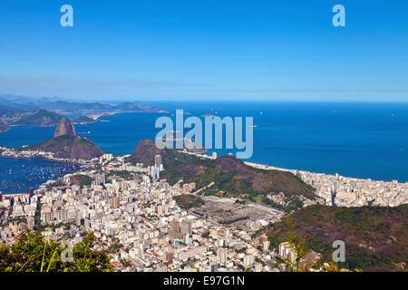 Rio De Janeiro Stadtbild Panorama mit Zuckerhut, Guanabara-Bucht auf klaren Sommertag Stockfoto