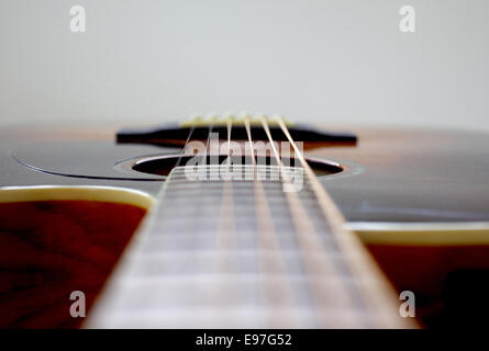 Gitarre positioniert horizontal zum Platz an der Spitze des Bildes, auf es zu entwerfen Stockfoto