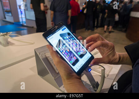 Ein Besucher schaut auf Apples Web Site auf das neue Samsung Galaxy Note 4 in einem Samsung Pop-up-Shop in Soho in New York Stockfoto