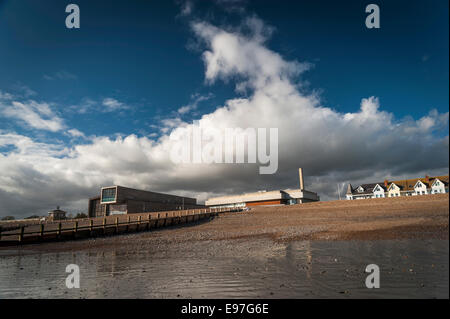 Splashpoint Pool und die redundante Aquarena auf Worthing direkt am Meer. Stockfoto