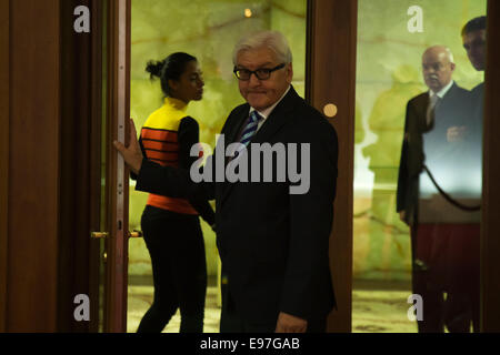 Berlin, Deutschland. 21. Oktober 2014. Minister für auswärtige Angelegenheiten trifft Steinmeier seine Bahrain Kollege Scheich Scheich Khaled bin Ahmad Al Khalifa. Im Zentrum der Diskussion war die Beziehungen von Bahrain mit Deutschland sowie regionale Fragen, unter ihm, das gemeinsame Engagement im Rahmen der internationalen Allianz gegen den Terrormiliz ISIS. Im Auswärtigen Amt am 21. Oktober 2014 in Berlin, Deutschland. / Bild: Außenminister Scheich Khaled bin Ahmad Al Khalifa in Bahrain und der deutsche Außenminister Frank-Walter Steinmeier (SPD). Bildnachweis: Reynaldo Chaib Paganelli/Alamy Live-Nachrichten Stockfoto