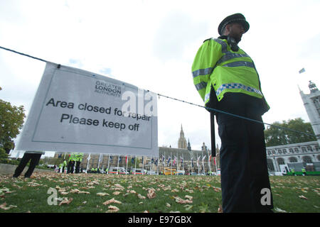 Westminster London, UK. 21. Oktober 2014. Polizei klar Demonstranten von Occupy Demokratie im Parlament Square Credit: Amer Ghazzal/Alamy Live-Nachrichten Stockfoto