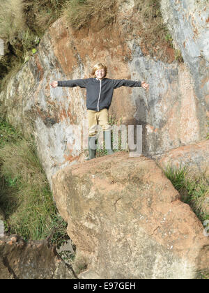 Junge auf Felsen Stockfoto