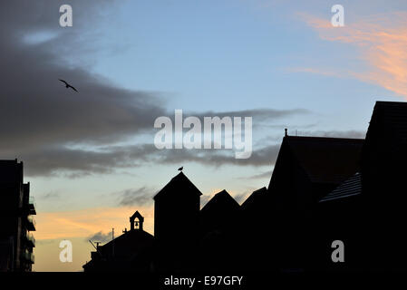 Fische net Hütten und Fischers Kirche. Rock-a-Nore. Altstadt-Hastings Stockfoto