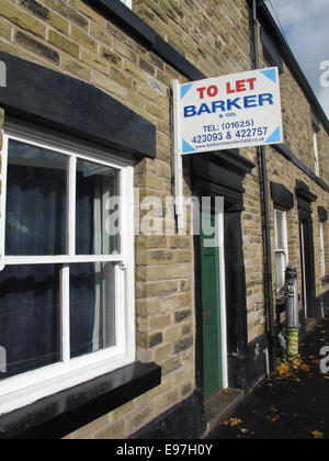 Wohn-, Immobilienmakler Leihboard auf einem terrassierten Steinhaus in einer North West UK Stadt lassen Stockfoto