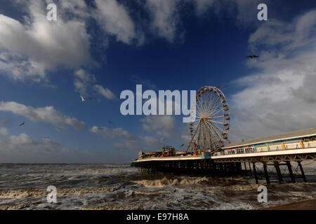 Blackpool central Pier im wilden Meer. Stockfoto