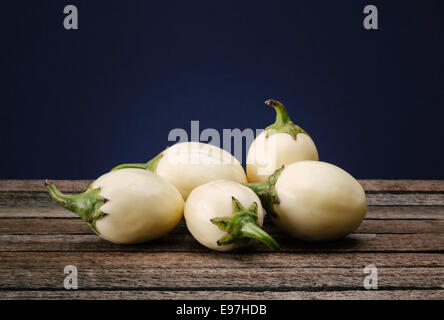 Fünf weißen Auberginen, Mini Auberginen Stockfoto