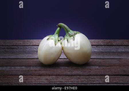 zwei weiße Auberginen Stockfoto