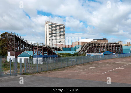 Die Überreste von Grad II * aufgeführt Achterbahn auf der Website von Margate Traumland mit Arlington Haus im Hintergrund. Stockfoto